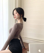 カットソー ショート丈 長袖 レディース 女性 トップス ラウンドネック ミニ丈 プルオーバー 薄手 細身 単色 無地 シンプル 着回し かわいい ヘビロテ へそ出し 肌見せ ガーリー キュート セクシー お出かけ 夏 カーキ 灰 ローズ 緑 黒