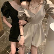 オールインワン  ロンパース コンビネゾン レディース 半袖 深Vネック オフショルダー ハイウエスト ショートパンツ 無地 シンプル 半ズボン カジュアル リゾート タウン おしゃれ 薄手 女性 婦人 春 夏 秋 ブラック 黒 グレー 灰 セクシー リラックス バックファスナー 背中開き 大人可愛い バルーンスリーブ