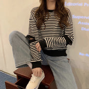 トレーナー 長袖 レディース 女性 トップス ラウンドネック デザインカット ボーダー柄 お洒落 カジュアル 大きいサイズあり お出かけ 普段使い  婦人服 ブラック ブルー