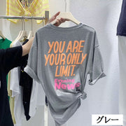 Tシャツ カットソー 半袖 レディース トップス ラウンドネック ドロップショルダー 英字ロゴ プルオーバー 婦人服 女性用 大きいサイズあり カジュアル ラフ お出掛け 部屋着 M L XL 2XL
