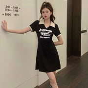 ワンピース レディース 女性用 半袖 ミニ丈 膝上 フレア 襟付き ロゴ プリント カジュアル スポーティー おしゃれ かわいい ブラック 黒