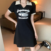 ワンピース レディース 女性用 半袖 ミニ丈 膝上 フレア 襟付き ロゴ プリント カジュアル スポーティー おしゃれ かわいい ブラック 黒