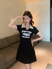 ワンピース レディース 女性用 半袖 ミニ丈 膝上 フレア 襟付き ロゴ プリント カジュアル スポーティー おしゃれ かわいい ブラック 黒