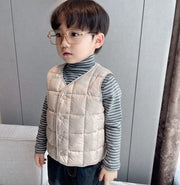 中綿ベスト ダウン風ベスト キッズ ベビー ジュニア 子供用 男の子 女の子 アウター 防寒 暖かい Vネック 前開き 前ボタン スナップボタン 上着 カジュアル シンプル 無地 単色 ソリッドカラー あったかい あたたかい 寒さ対策 ぬくぬく 冬 こども服 子ども服 子供服 女児 男児