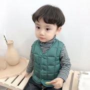 中綿ベスト ダウン風ベスト キッズ ベビー ジュニア 子供用 男の子 女の子 アウター 防寒 暖かい Vネック 前開き 前ボタン スナップボタン 上着 カジュアル シンプル 無地 単色 ソリッドカラー あったかい あたたかい 寒さ対策 ぬくぬく 冬 こども服 子ども服 子供服 女児 男児