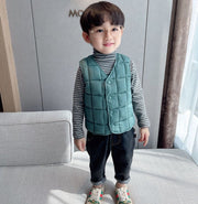 中綿ベスト ダウン風ベスト キッズ ベビー ジュニア 子供用 男の子 女の子 アウター 防寒 暖かい Vネック 前開き 前ボタン スナップボタン 上着 カジュアル シンプル 無地 単色 ソリッドカラー あったかい あたたかい 寒さ対策 ぬくぬく 冬 こども服 子ども服 子供服 女児 男児