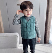 中綿ベスト ダウン風ベスト キッズ ベビー ジュニア 子供用 男の子 女の子 アウター 防寒 暖かい Vネック 前開き 前ボタン スナップボタン 上着 カジュアル シンプル 無地 単色 ソリッドカラー あったかい あたたかい 寒さ対策 ぬくぬく 冬 こども服 子ども服 子供服 女児 男児