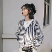 ジップアップパーカー 夏 春 通気性 薄手 紫外線対策 ボーダー マリン 長袖 レディース 女性 婦人 大きいサイズ トップス ライトアウター フード付き ドロップショルダー ゆったり ファスナー 前開き フード紐 ポケット付き カジュアル かわいい ゆったり ラフ おしゃれ シンプル 黒 青