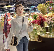 ブラウス 長袖 レディース トップス シャーリング ハイネック フリル ボリューム袖 ベルスリーブ レース 透け感 婦人服 女性用 ソリッドカラー フェミニン 大人女子 おしゃれ ホワイト ブラック 白 黒 春 秋 夏 薄手 1枚で決まる