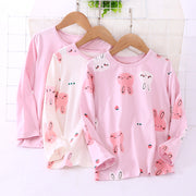 長袖肌着 インナー パジャマ ルームウェア キッズ 子供服 女の子 トップス ラウンドネック カットソー 薄手 ロンT ウサギ うさぎ プリント入り 英字入り イチゴ 部屋着 着回し ヘビロテ キュート かわいい おしゃれ ガーリー お出かけ ルームウェア 通学 着替え ピンク 紫 白