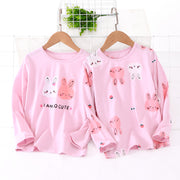 長袖肌着 インナー パジャマ ルームウェア キッズ 子供服 女の子 トップス ラウンドネック カットソー 薄手 ロンT ウサギ うさぎ プリント入り 英字入り イチゴ 部屋着 着回し ヘビロテ キュート かわいい おしゃれ ガーリー お出かけ ルームウェア 通学 着替え ピンク 紫 白