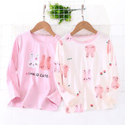 長袖肌着 インナー パジャマ ルームウェア キッズ 子供服 女の子 トップス ラウンドネック カットソー 薄手 ロンT ウサギ うさぎ プリント入り 英字入り イチゴ 部屋着 着回し ヘビロテ キュート かわいい おしゃれ ガーリー お出かけ ルームウェア 通学 着替え ピンク 紫 白