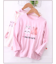 長袖肌着 インナー パジャマ ルームウェア キッズ 子供服 女の子 トップス ラウンドネック カットソー 薄手 ロンT ウサギ うさぎ プリント入り 英字入り イチゴ 部屋着 着回し ヘビロテ キュート かわいい おしゃれ ガーリー お出かけ ルームウェア 通学 着替え ピンク 紫 白