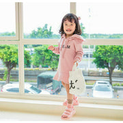 パーカーワンピース ミニワンピース 長袖 フード付き ミニ丈 ショート丈 子供服 キッズ スウェット スエット 裾フレア フリル 英字刺繍 シンプル かわいい カジュアル 女の子 女児 子供用 子ども服 こども服 80cm 90cm 100cm 110cm 120cm 130cm