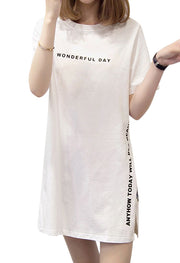 チュニック チュニックワンピ カットソー ワンピース Tシャツ 半袖 レディース トップス 丈長め サイドスリット 丸首 ラウンドネック 英語 英字 プリント ロゴ シンプル カジュアル 個性的 おしゃれ かわいい ブラック 黒 ホワイト 白 女性 デイリー 普段使い 大きいサイズ