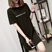 チュニック チュニックワンピ カットソー ワンピース Tシャツ 半袖 レディース トップス 丈長め サイドスリット 丸首 ラウンドネック 英語 英字 プリント ロゴ シンプル カジュアル 個性的 おしゃれ かわいい ブラック 黒 ホワイト 白 女性 デイリー 普段使い 大きいサイズ