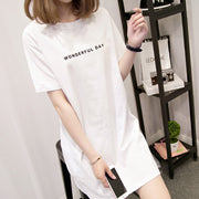チュニック チュニックワンピ カットソー ワンピース Tシャツ 半袖 レディース トップス 丈長め サイドスリット 丸首 ラウンドネック 英語 英字 プリント ロゴ シンプル カジュアル 個性的 おしゃれ かわいい ブラック 黒 ホワイト 白 女性 デイリー 普段使い 大きいサイズ