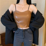 キャミソール ブラトップ レディース 女性 トップス ノースリーブ プルオーバー シャーリング バックレース カップ付き ノンワイヤー ショート丈 ハーフトップ フェイクレザー PUレザー 無地 ブラック ブラウン ホワイト シンプル クール かっこいい 可愛い キュート おしゃれ カジュアル パンク系 ロック系 春 夏