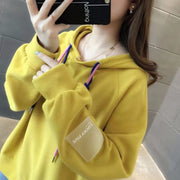 パーカー プルオーバー レディース 女性 婦人服 トップス 長袖 フード付き 大きいサイズ ゆったり ラフ フード紐 裏起毛 あったか 防寒 タグ付き 単色 無地 袖リブ オフショルダー ベーシック カジュアル シンプル 着回し 定番 おしゃれ かわいい かっこいい レトロ お出かけ 部屋着 運動 黄 緑 青 紫 ベージュ