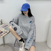 トレーナー 長袖 チュニック丈 レディース トップス クルーネック ラウンドネック ロゴ 英字 プリント オーバーサイズ カジュアル シンプル 可愛い おしゃれ ゆったり お出かけ ルームウェア 部屋着 外出 女の子 女性用 婦人用 白 黒 グレー