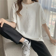 Tシャツ 半袖 レディース ラウンドネック 女性 単色 英字 ロゴ エンボス プルオーバー カジュアル シンプル おしゃれ ドロップショルダー 春 夏 ホワイト 白 ブラック 黒 グレー 灰 キャメル ネイビー 丸首 ソリッドカラー クルーネック 婦人服 普段着 着回し 定番