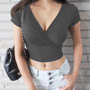 カットソー レディース 女性 トップス 半袖 Vネック カシュクール ショート丈 ミニ丈 ヘソだし 胸元深め 無地 ブラック ホワイト シンプル セクシー 大人っぽい かわいい キュート 薄手 夏