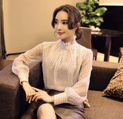 ブラウス 長袖 レディース 女性 婦人服 トップス 大きいサイズ ゆったり ラフ 透け感 シアー ハイネック ギャザー 水玉 ドット 袖ボタン シースルー バルーンスリーブ 背中ボタン ふんわり かわいい きれいめ 上品 おしゃれ シンプル お出かけ 通勤 お呼ばれ 白 ネイビー