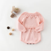 ロンパース カバーオール 長袖 ニット セーター つなぎ ベビー 赤ちゃん キッズ 子供服 女の子 袖リブ かわいい キュート 丸首 ラウンドネック 後ろハーフボタン 出産祝い 贈り物 プレゼント 腰紐 股下ボタン