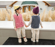 ベスト 子供服 キッズ ベビー ジュニア 女の子 男の子 フリース ボア もこもこ トップス Vネック ジップアップ 前開き 無地 シンプル カジュアル おしゃれ 可愛い 暖かい あったか 秋冬