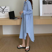 シャツワンピース 長袖 膝下丈 前開き フロントボタン 羽織り ミディアム丈 大きいサイズ レディース 女性 婦人用 レギュラーカラー 襟付き おしゃれ かわいい 体型カバー オーバーサイズ シンプル 無地 着回し ドロップショルダー