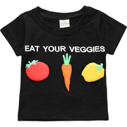 Tシャツ カットソー 半袖 キッズ ベビー 子ども トップス 子供服 ラウンドネック 丸首 ウェッジスリーブ 刺繍 アップリケ 英字ロゴ 野菜 果物 ソリッドカラー ブラック ホワイト シンプル カジュアル かわいい おしゃれ かっこいい ユニーク 面白い 着回し 合わせやすい 男の子 女の子 ガール ボーイ 幼児 小学生 春 夏 秋 冬 お出かけ 外出 公園 外遊び 普段着