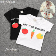 Tシャツ カットソー 半袖 キッズ ベビー 子ども トップス 子供服 ラウンドネック 丸首 ウェッジスリーブ 刺繍 アップリケ 英字ロゴ 野菜 果物 ソリッドカラー ブラック ホワイト シンプル カジュアル かわいい おしゃれ かっこいい ユニーク 面白い 着回し 合わせやすい 男の子 女の子 ガール ボーイ 幼児 小学生 春 夏 秋 冬 お出かけ 外出 公園 外遊び 普段着