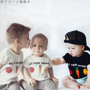Tシャツ カットソー 半袖 キッズ ベビー 子ども トップス 子供服 ラウンドネック 丸首 ウェッジスリーブ 刺繍 アップリケ 英字ロゴ 野菜 果物 ソリッドカラー ブラック ホワイト シンプル カジュアル かわいい おしゃれ かっこいい ユニーク 面白い 着回し 合わせやすい 男の子 女の子 ガール ボーイ 幼児 小学生 春 夏 秋 冬 お出かけ 外出 公園 外遊び 普段着