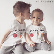 Tシャツ カットソー 半袖 キッズ ベビー 子ども トップス 子供服 ラウンドネック 丸首 ウェッジスリーブ 刺繍 アップリケ 英字ロゴ 野菜 果物 ソリッドカラー ブラック ホワイト シンプル カジュアル かわいい おしゃれ かっこいい ユニーク 面白い 着回し 合わせやすい 男の子 女の子 ガール ボーイ 幼児 小学生 春 夏 秋 冬 お出かけ 外出 公園 外遊び 普段着
