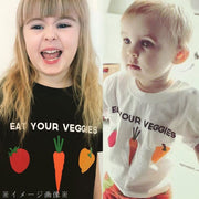 Tシャツ カットソー 半袖 キッズ ベビー 子ども トップス 子供服 ラウンドネック 丸首 ウェッジスリーブ 刺繍 アップリケ 英字ロゴ 野菜 果物 ソリッドカラー ブラック ホワイト シンプル カジュアル かわいい おしゃれ かっこいい ユニーク 面白い 着回し 合わせやすい 男の子 女の子 ガール ボーイ 幼児 小学生 春 夏 秋 冬 お出かけ 外出 公園 外遊び 普段着