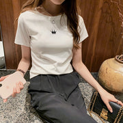 Tシャツ カットソー 半袖 レディース 女性 女子 大きいサイズ トップス プルオーバー クルーネック ラウンドネック 王冠 ワンポイント 無地 単色 スリム フィット感 シンプル ベーシック カジュアル 春夏 着回し力 定番 ブラック ホワイト グレー 黒 白