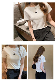 Tシャツ カットソー 半袖 レディース 女性 女子 大きいサイズ トップス プルオーバー クルーネック ラウンドネック 王冠 ワンポイント 無地 単色 スリム フィット感 シンプル ベーシック カジュアル 春夏 着回し力 定番 ブラック ホワイト グレー 黒 白