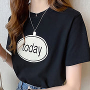 Tシャツ カットソー レディース 女性 トップス 半袖 丸首 ラウンドネック クルーネック フロントプリント フロントロゴ 英語 ブラック ホワイト ブルー シンプル カジュアル ラフ ストリート系 おしゃれ 可愛い キュート 部屋着 ルームウェア 春 夏