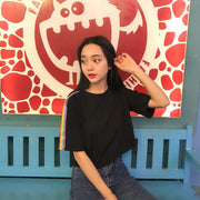 Tシャツ カットソー レディース 女性 トップス 半袖 丸首 ラウンドネック ショート丈 サイドライン 虹 レインボー ブラック ホワイト 可愛い キュート シンプル カジュアル ラフ ポップ 春 夏 部屋着 ルームウェア