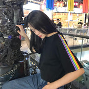 Tシャツ カットソー レディース 女性 トップス 半袖 丸首 ラウンドネック ショート丈 サイドライン 虹 レインボー ブラック ホワイト 可愛い キュート シンプル カジュアル ラフ ポップ 春 夏 部屋着 ルームウェア