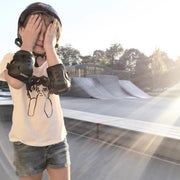 子供用Tシャツ カットソー 半袖 ベビー キッズ トップス 子ども服 ラウンドネック 丸首 ウェッジスリーブ 裾ストレートカット 英字ロゴ プリント ソリッドカラー ホワイト シンプル カジュアル かわいい おしゃれ かっこいい 赤ちゃん こども 女の子 男の子 ガールズ ボーイズ 幼児 春 夏 秋 冬 お出掛け 外出 普段着 着回し 合わせやすい