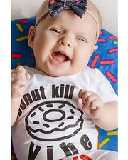 子供用Tシャツ カットソー 半袖 ベビー キッズ トップス 子ども服 ラウンドネック 丸首 ウェッジスリーブ 裾ストレートカット 英字ロゴ プリント ソリッドカラー ホワイト シンプル カジュアル かわいい おしゃれ かっこいい 赤ちゃん こども 女の子 男の子 ガールズ ボーイズ 幼児 春 夏 秋 冬 お出掛け 外出 普段着 着回し 合わせやすい