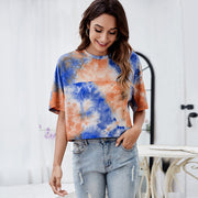 Tシャツ カットソー レディース 女性 トップス 半袖 丸首 ラウンドネック クルーネック ショート丈 丈短め 総柄 タイダイ柄 染物風 ブルー 華やか おしゃれ シンプル カジュアル 春 夏