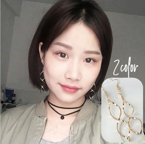 フックピアス アクセサリー レディース 女性用 シルバーカラー ゴールドカラー 揺れる ねじり 大人 高級感 上品 大ぶり 存在感 カジュアル おしゃれ かわいい ファッション小物 耳飾り プレゼント 贈り物 ギフト 誕生日 普段使い