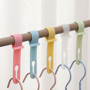 ハンガーキャッチ ハンガーストッパー 同色5個セット 物干し竿 固定 強風対策 防風フック 滑り止め 滑りにくい ハンガーフック 洗濯用品 ずれ防止 屋外 外干し 取り付け簡単 サイズ調節可 ベルト バンド ソフト やわらかい 単色 便利グッズ 白 ピンク 黄 緑 青