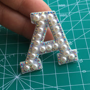 ワッペン アップリケ 単品 1枚 縫い付け イニシャル アルファベット 英字 フェイクパール パール調 縫製材料 クラフト 手芸 ハンドメイド 推し活 おしゃれ かわいい ゴージャス 豪華