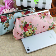 マルチポーチ 化粧ポーチ 携帯ポーチ スマホポーチ お財布 がま口 小銭入れ 小物入れ 小物ポーチ コスメポーチ フラワー 花 総柄 プリント入り かわいい ナチュラル おしゃれ 上品 レディース 女性 コンパクト 便利 社会人 ギフト 贈り物 プレゼント 白 青 黒 ピンク 茶