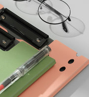 クリップボード バインダー ファイル 縦型 横型 タテ ヨコ 二つ折り A4 文房具 文具 クリップファイル ボード 無地 単色 シンプル 事務用品 日用品 オフィス用品 約100枚収納 クリップ付きファイル 会議 ビジネス 学校 学用品 シンプル おしゃれ スマート 白 灰 橙 黒 緑 ネイビー