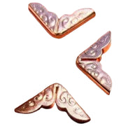 コーナー金具 20個入り クラフト材料 約14mm ハンドメイド 手帳 角 カド パーツ 金具 手芸 手作り おしゃれ かわいい アンティーク調 レトロ感 クラシック調 カルトナージュ 厚紙細工 ブックコーナー コーナープロテクター 仕上げ 飾り 装飾 補強