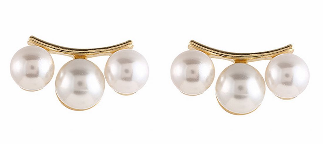 スタッドピアス キャッチピアス レディース アクセサリー フェイクパール 3連 フェミニン おしゃれ 上品 エレガント 結婚式 誕生日 贈り物 プレゼント ギフト パーティー 入学式 卒業式 入園式 卒園式 デート 記念日 耳飾り ファッション小物
